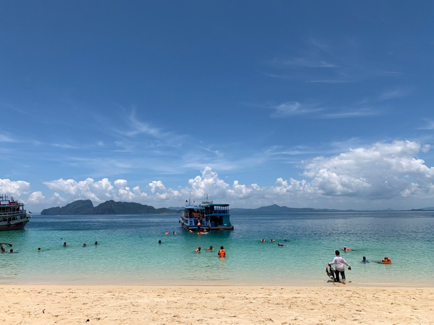 White sand and clear water at Koh Kradan